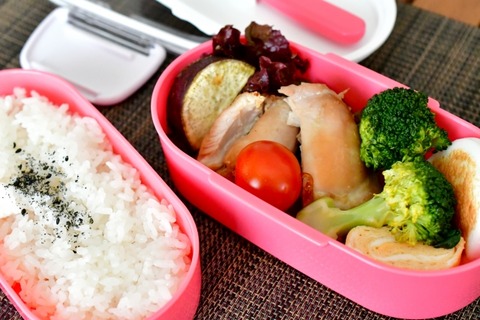 【画像】ワイ「母ちゃんが作ってくれた弁当ﾓｸﾞﾓｸﾞﾓ …」上司「うわぁー、こんな貧相な弁当、見たことあるか」→