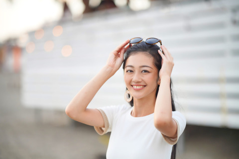 【画像】インスタ美女「ねえ見て見てこれお気に入りのサングラス」ﾊﾟｼｬ!!