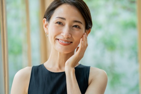 【画像】このおばさんの胸、服の上から揉みたい？