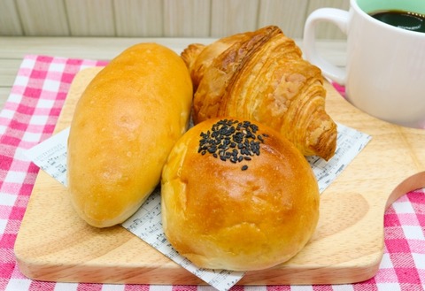 【悲報】俺のかーちゃん、自分で大量にパンを焼き無許可無申請で移動販売をしてしまう････