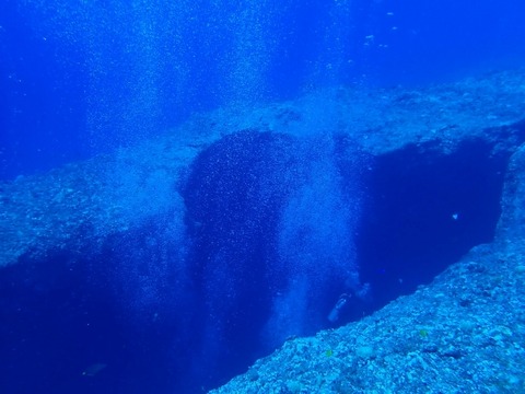 【画像】海のブルーホールって穴、怖すぎて夜も眠れない