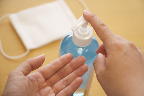 【悲報】女さん、除菌ジェルをぶっかけてアイドルをツルツルにハゲさせてしまうｗｗｗｗｗｗｗ