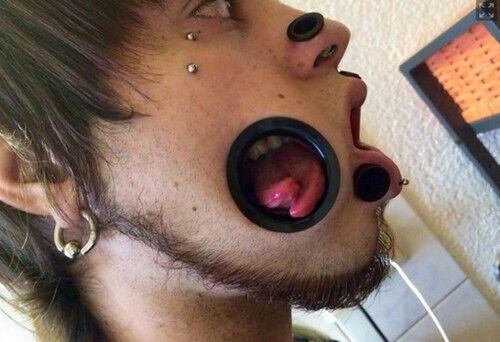 閲覧注意】ほっぺたに巨大なピアスを開けた男性\u2026もしやドイツで