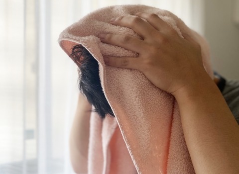 【衝撃】若ハゲワイ、彼女に正しい頭の洗い方を教えてもらった結果ｗｗｗｗｗ