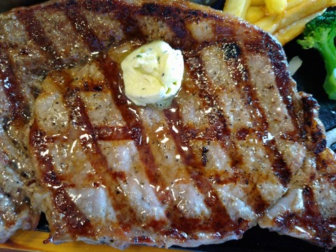 【衝撃】美人女さん、とんでもない焼き方でガチでうまそうなステーキを焼いてしまうｗｗｗｗｗ(動画あり)