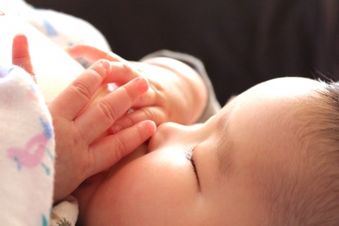 父「授乳中か、母乳ってどんな味なのかね」嫁「飲んでみます？」ワイ「」⇒！