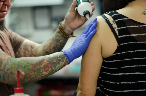 【悲報】JK「刺青入れて」施術後彫り師「代金払ってよ」JK「払わねーよ」→結果