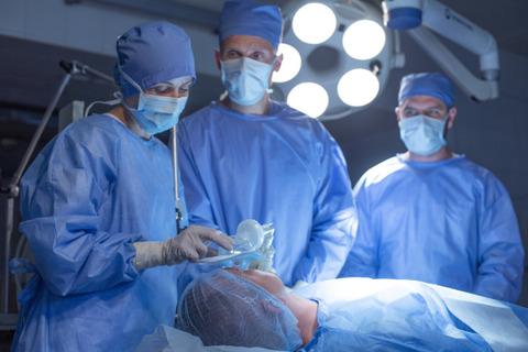 【悲報】医師「一回人工呼吸器止めてみましょうか？どれだけ苦しいか」患者「やれるもんならやってみろ！」→結果