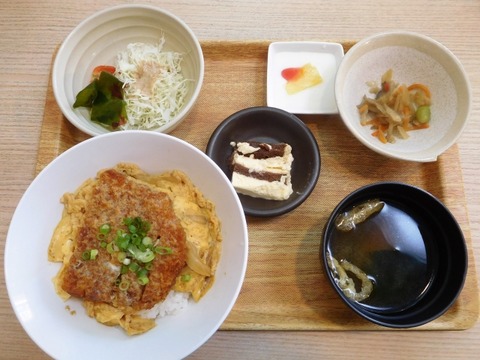【画像】工場勤務の社食(300円)の時間きたぁぁぁぁｗｗｗｗｗｗｗｗ