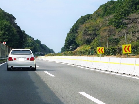 高速ワイ「前の車遅いなあ追い越すか」ｵｲｺｼｼｬｾﾝｲｷｰ 前の車「！！！！」→結果