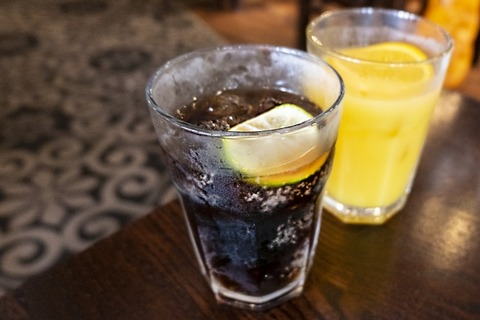 【画像】土方さんのコーラの飲み方、ガチで凄過ぎると話題にｗｗｗｗｗ