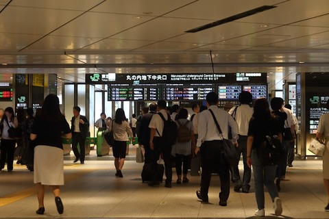 デブ女ワイ、駅で“ぶつかりおじさん”を弾き返した結果ｗｗｗｗｗｗｗｗｗ