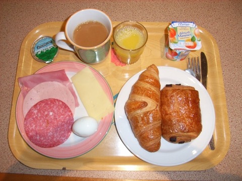 【悲報】俺が素泊まりで予約したホテルの朝食料金、ガチでエグすぎる・・・