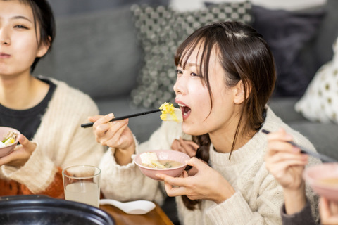 ワイ「箸の持ち方治したほうが良いんじゃない？」 部下女(24)「そうなんですよねぇついつい癖で」←これｗ