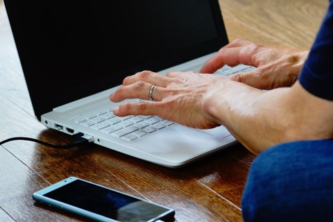 【悲報】 定年父親「はぁ、毎日暇で無気力だし、ネットでもやってみるか…」→半年後・・・・・