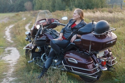 【動画】超有名バイク乗り女性、バイクを崖際に停めた際にコレをやってしまい2m下に転落ｗｗｗｗｗｗｗ