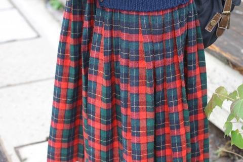 【悲報】うちの母ちゃん(43)チェック柄のミニのプリーツスカートに着替えた結果…