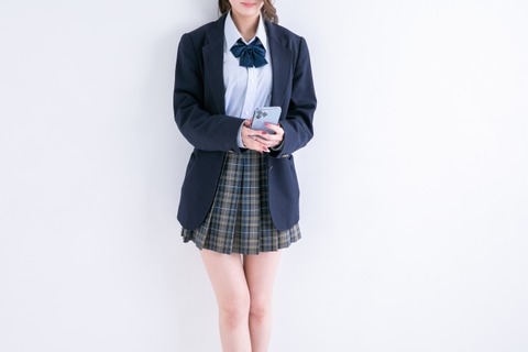 【画像】JK4人組「写真撮るよー！」ﾊﾟｼｬｯ!!→1人だけパンツが丸見えになってしまうｗｗｗｗ