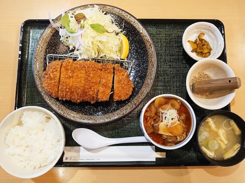 【悲報】教養のない彼女とトンカツ屋行った結果・・・・・・