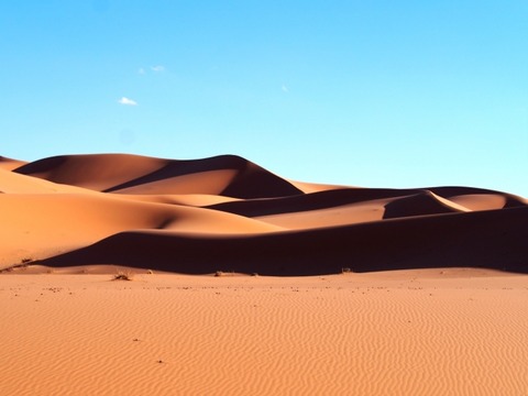 【画像】ヨーロッパ「サハラ砂漠に太陽光パネルを設置した結果ｗｗｗｗｗｗ」