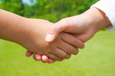 【悲報】彡(^)(^)「はい、いじめっ子もられっ子も仲良く握手！解決！」→結果・・・