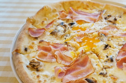 【動画】女さん「ファッ！？このピザ具が入ってないやん！！」