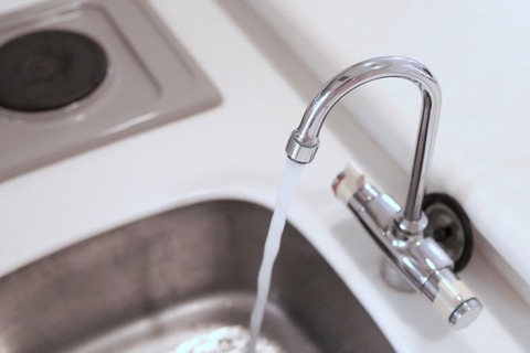 【悲報】中国人カップル、キャンセルを断られた腹いせに宿泊先で水120トン使って出国した結果ｗｗｗｗｗ