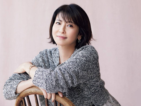 【画像】森高千里（53）さん、ウキウキで恵方巻きを咥えてしまうｗｗｗ