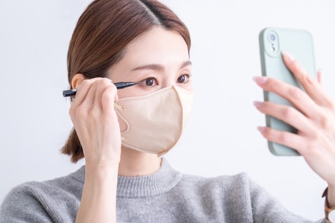 【悲報】女銀行員「職場でメイクを強要するなら2時間分給料払え。」→結果