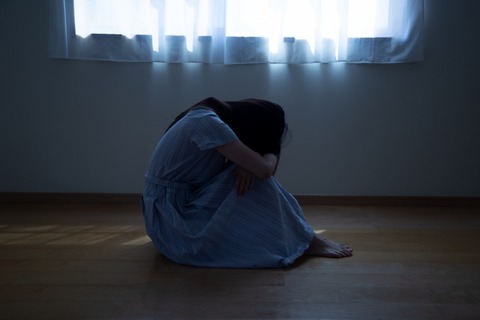 【画像】シングルマザーさん「部屋を温めるためにヤカンではなくフライパンでお湯を沸かしてます…」