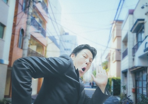 【動画】チー牛、女の頭に伏せ丼して逃走ｗｗｗｗｗｗｗｗ