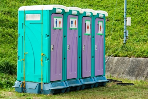 【動画】男さん「簡易トイレに体当たりしたろｗｗ」→結果ｗｗｗｗｗｗ