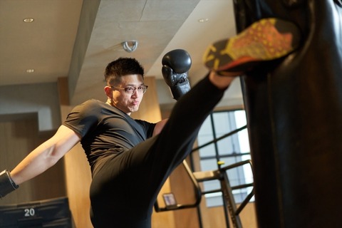 【悲報】ワイ、マッマ彼氏にケツ蹴られた結果…