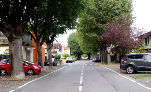 【画像】日本人特有の歩道にちょっとはみ出して駐車したろの精神ｗｗｗｗｗ