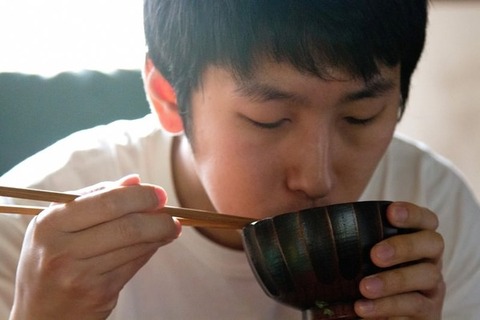 【画像】『完全食』だけで6年過ごした男性（35）、お肌の状態がすごいｗｗ