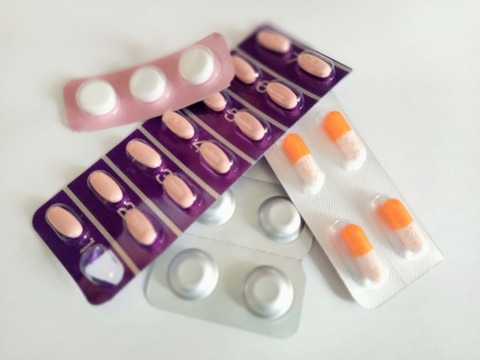 【悲報】薬局「助けて！咳止め薬が全滅なの！！処方箋持ってきても薬渡せません！！」