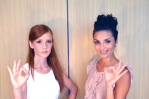 【GIF】海外のJKさん、両サイドからショタを挟み込んでドスケベダンスを披露ｗｗｗｗ