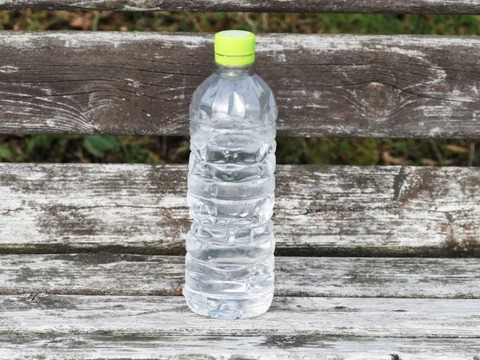 【悲報】ペットボトルの水、1本1万円でバカ売れしてしまうｗｗｗｗｗ