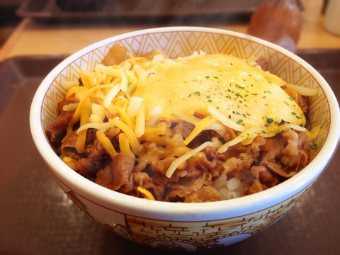 【悲報】ワイ「牛丼並を」店員「チーズ牛丼入りましたあぁ！！」店員2「ギャハハハハ！！」→