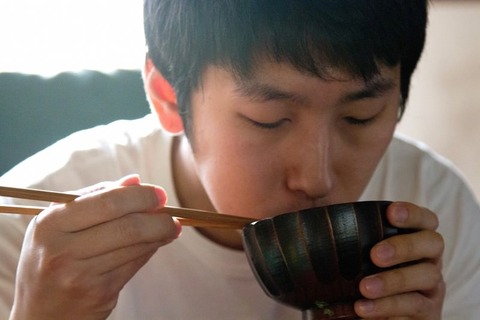 【画像】ファーストクラスで出されるこれ、食べたことない奴ｗｗｗ