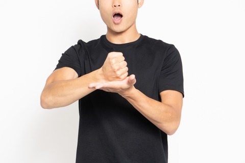 旅行会社社員「やばい、修学旅行用のバス用意するの忘れてた、せやっ！！！！！」