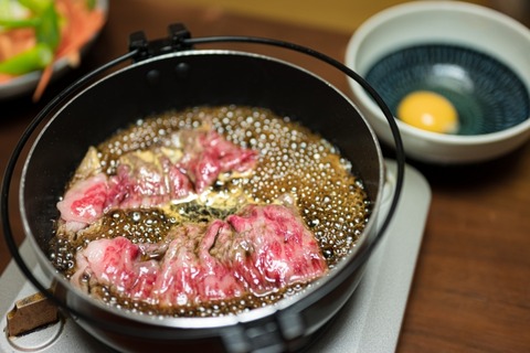 すき焼き屋ワイ「卵おかわり」店員「卵追加で」ワイ「ううん、おかわり」→結果…