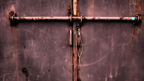 【画像】バッバ「あの蔵の2階には行ったらあかんよ」小学生ワイ彡(^)(^)「ほーい」……