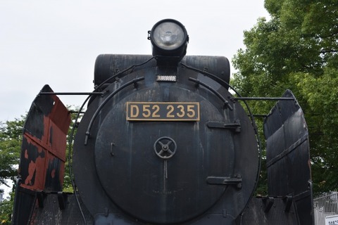 【画像】イギリス人、「機関車に顔つけて擬人化したらおもろそうやなー」