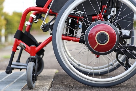 車いす利用者「歩ける人は階段を上がってくれって言いすぎかな？」