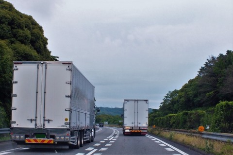 【悲報】トラック業界「人手不足ヤバイです」日本政府「制限速度上げればええやん！」→