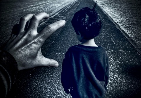 【悲報】「近親相姦農場」見つかる、先天異常の子ら12人保護した結果・・・