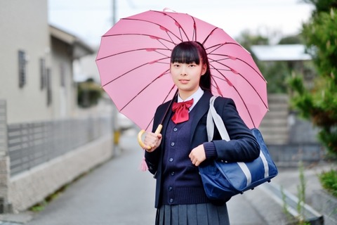 【悲報】JKさん突然豪雨に見舞われダイソーで傘を買った結果・・・