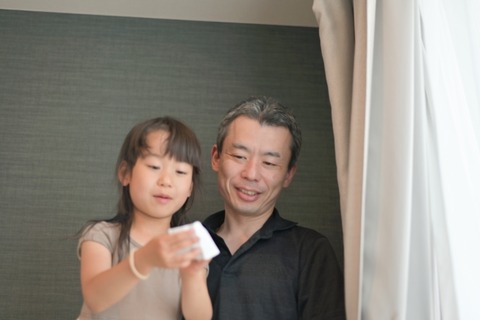 【悲報】娘（8）「パパは彼女何人いたの？」ワイ「ママ1人とだよー」娘「なんで？」ワイ「え？」→結果