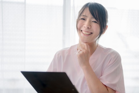 【悲報】バイト先のいじられキャラの40代未婚おばさんを年齢イジリした結果...